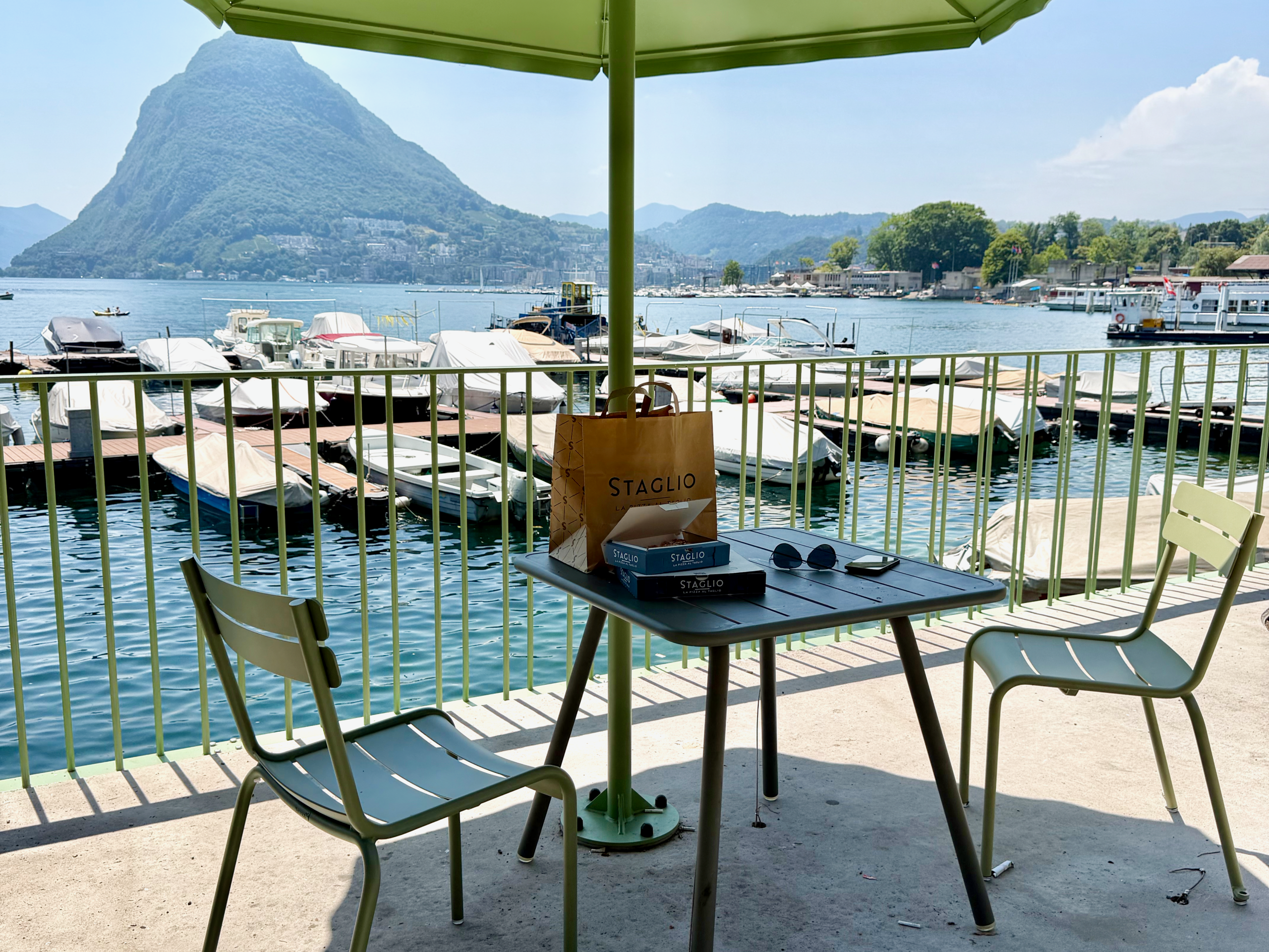 La pizza di Staglio sul lungolago di Lugano