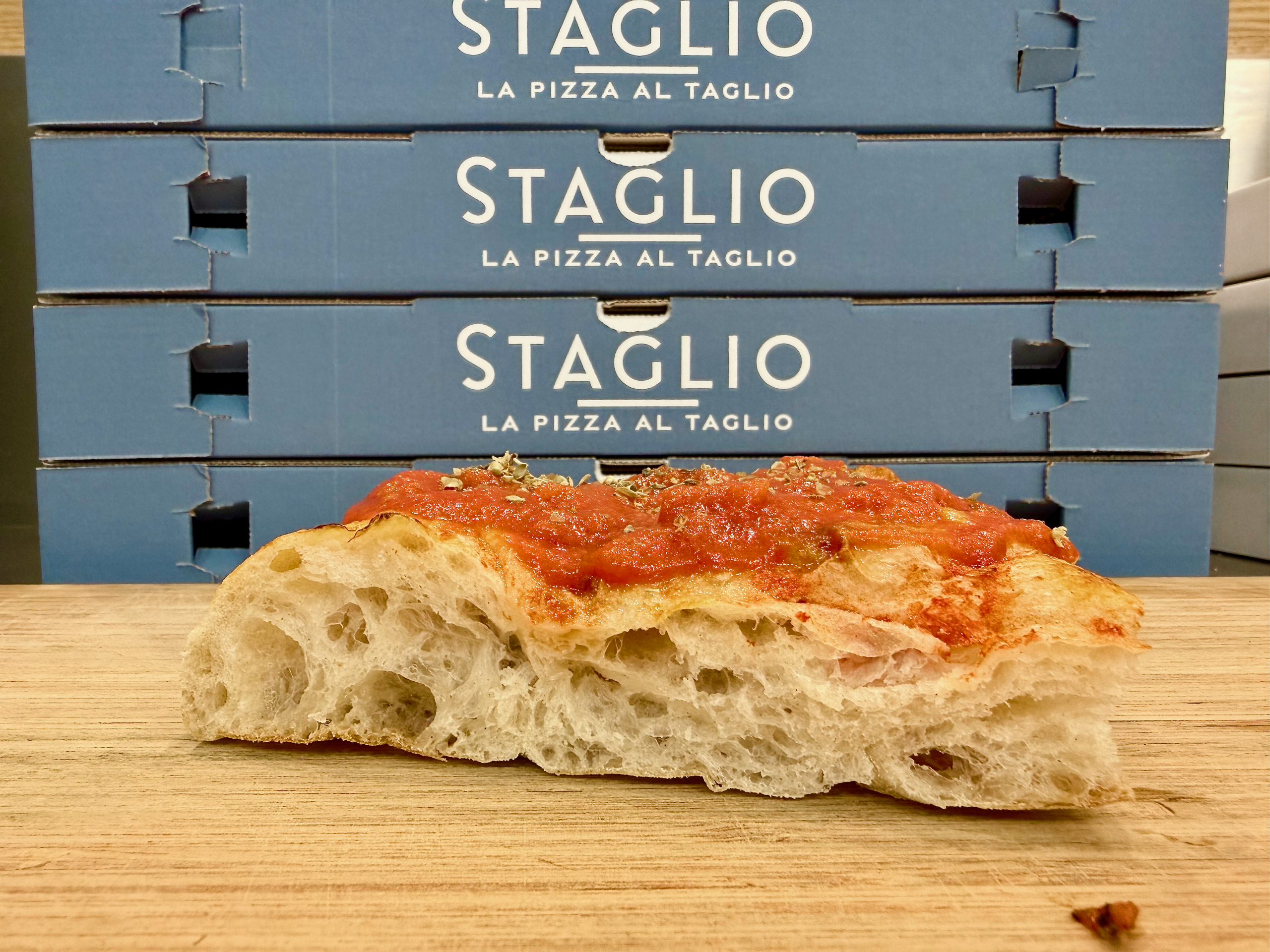 Trancio di pizza al taglio, croccante e arioso Trancio di pizza al taglio, croccante e arioso