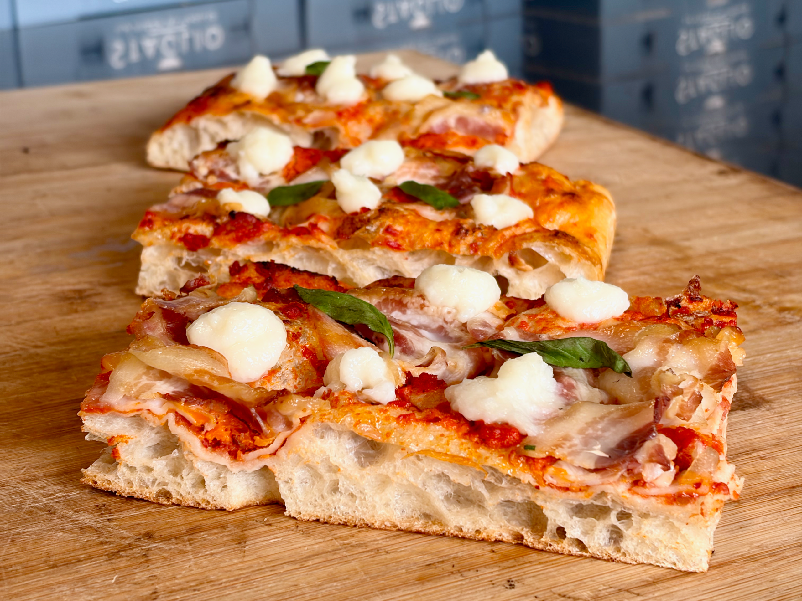 Pizza in teglia alla romana venduta al taglio, Staglio Lugano