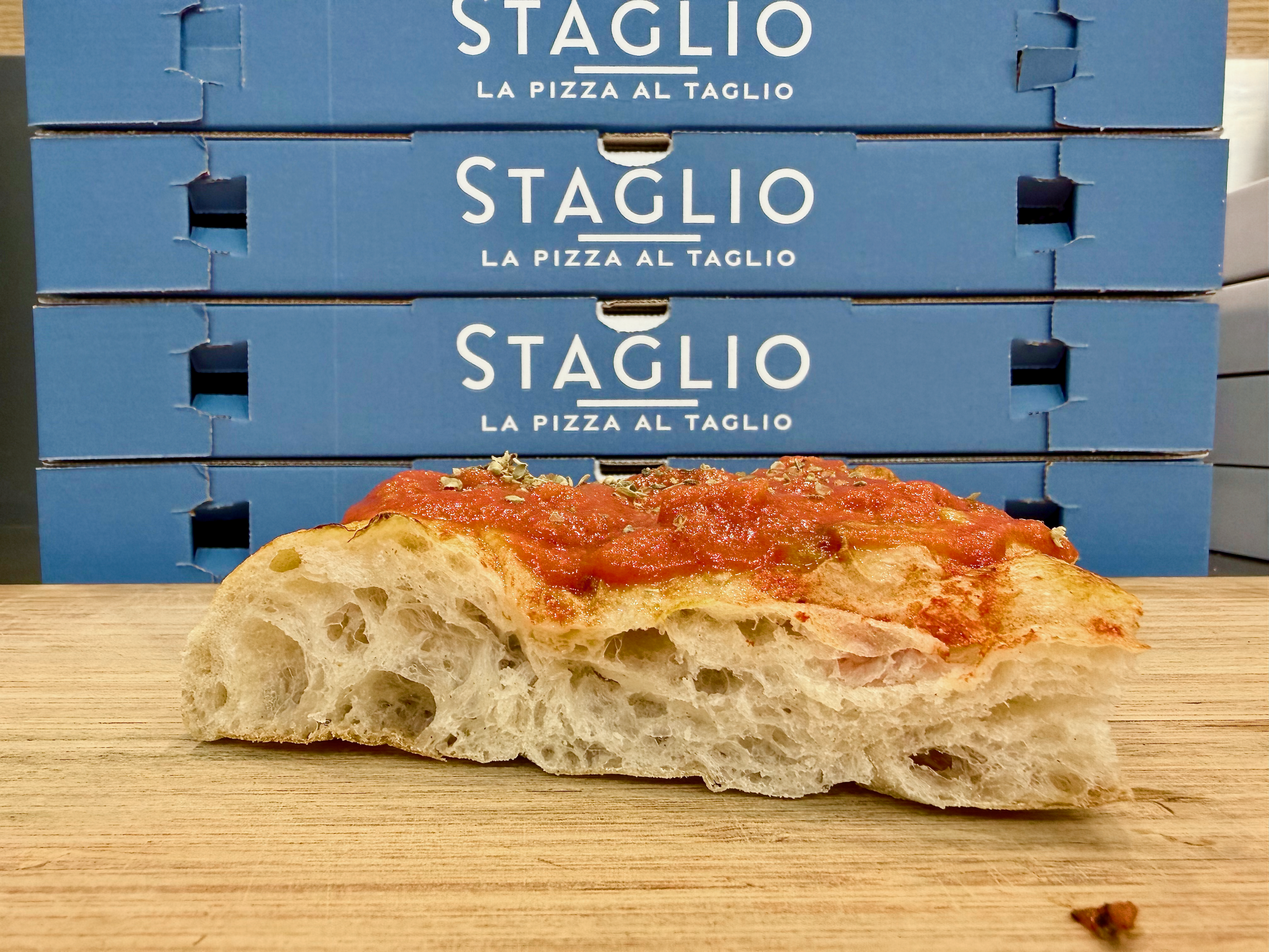 Base croccante e interno soffice di una pizza in teglia romana Staglio