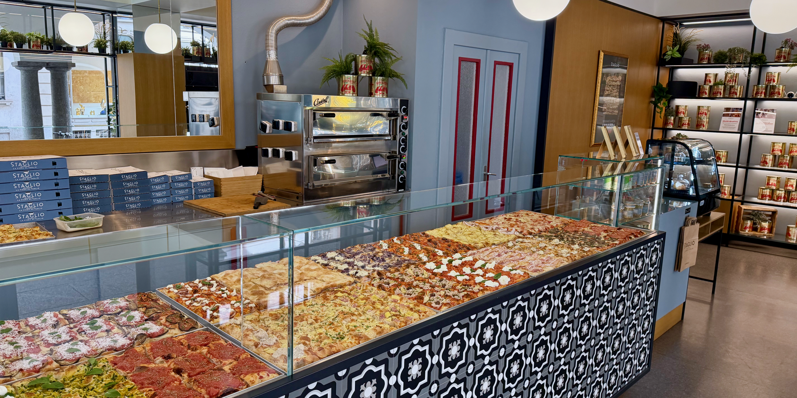 Tranci di pizza al taglio pronti alla vendita, banco Staglio Lugano Tranci di pizza al taglio pronti alla vendita, banco Staglio Lugano